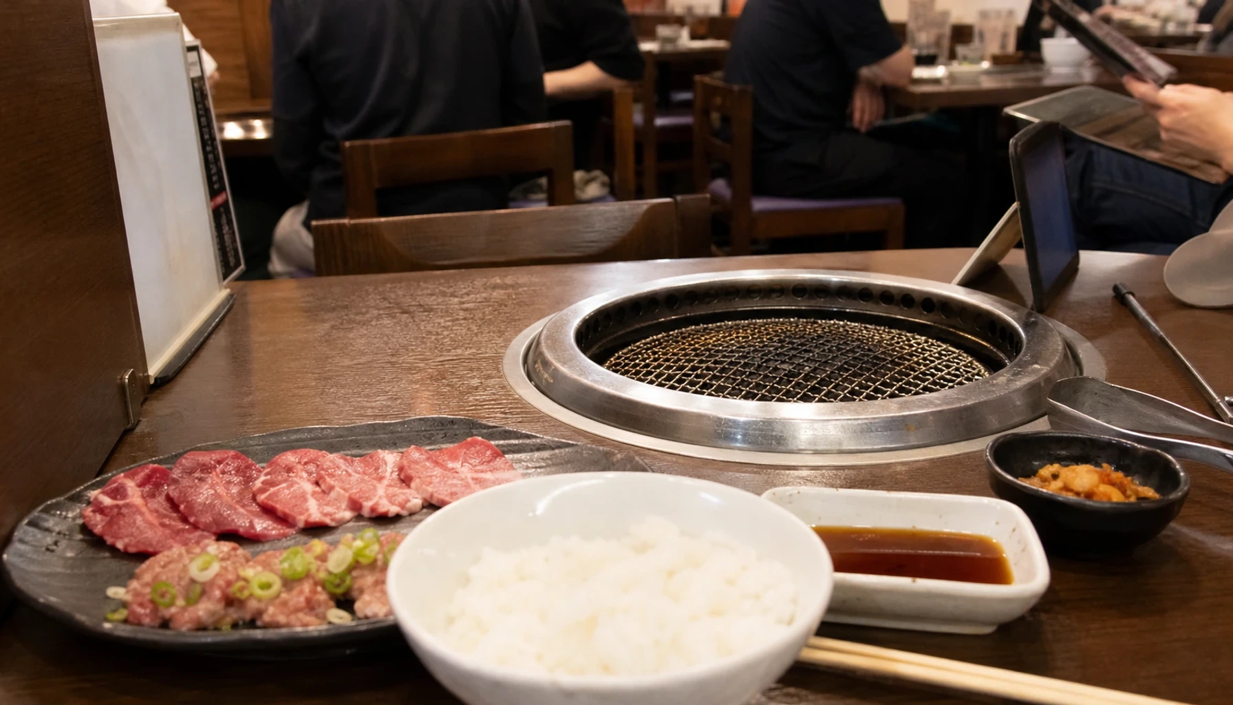 Visuel éditorial photoréaliste sur Que commander dans un restaurant de yakiniku quand on mange seul ?, rubrique Cuisine pour Yamazaki